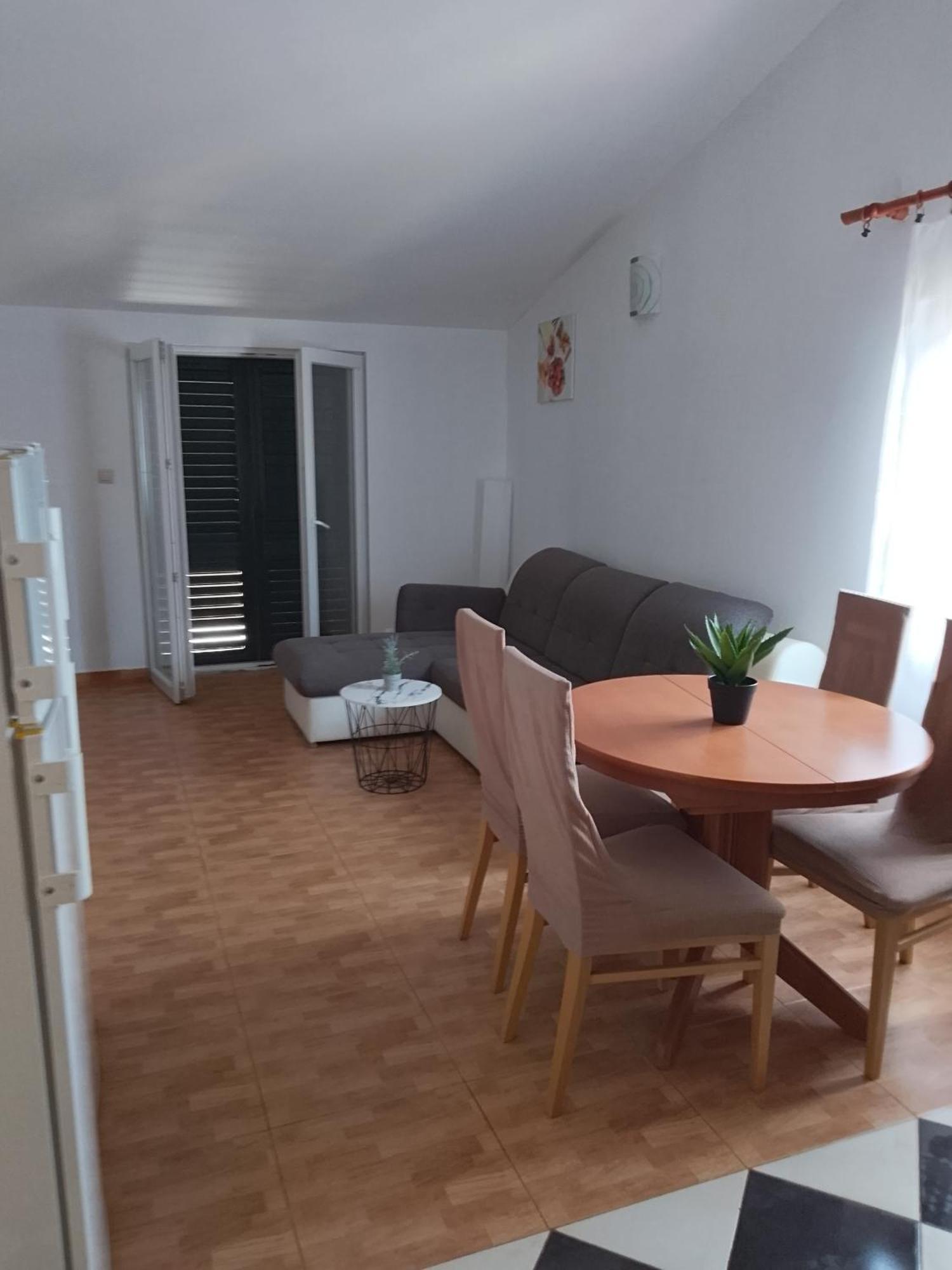 Apartments Ivana โลวิสเต ภายนอก รูปภาพ